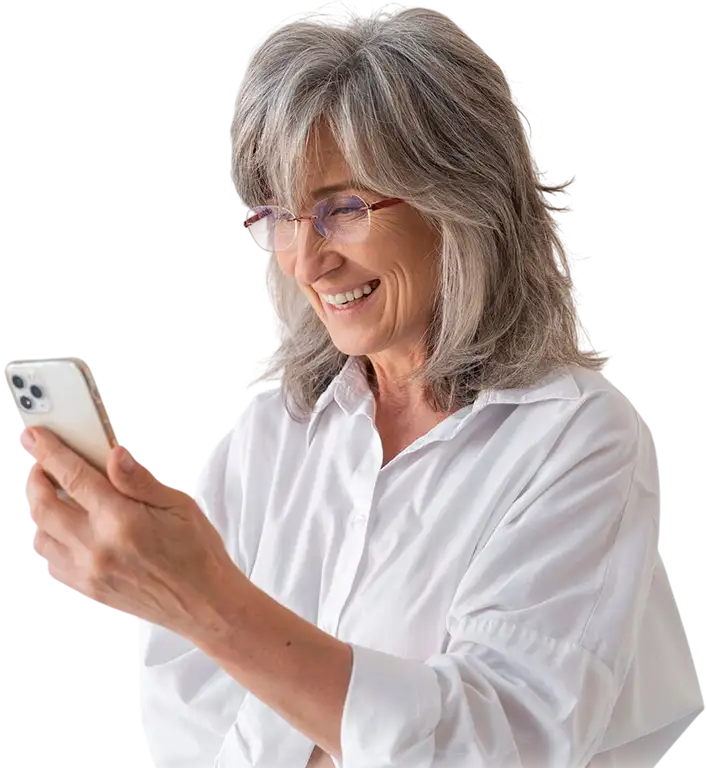 Aposentada usando smartphone